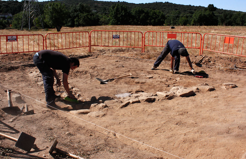 https://lurearqueologia.es/lu2021/wp-content/uploads/2014/01/arqueologos-trabajando-1.jpg